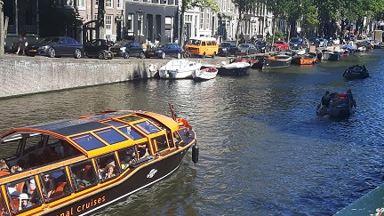 قارب في نهر مدينة امستردام